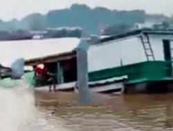 Kapal Pengangkut Pupuk Tenggelam di Sungai Mahakam