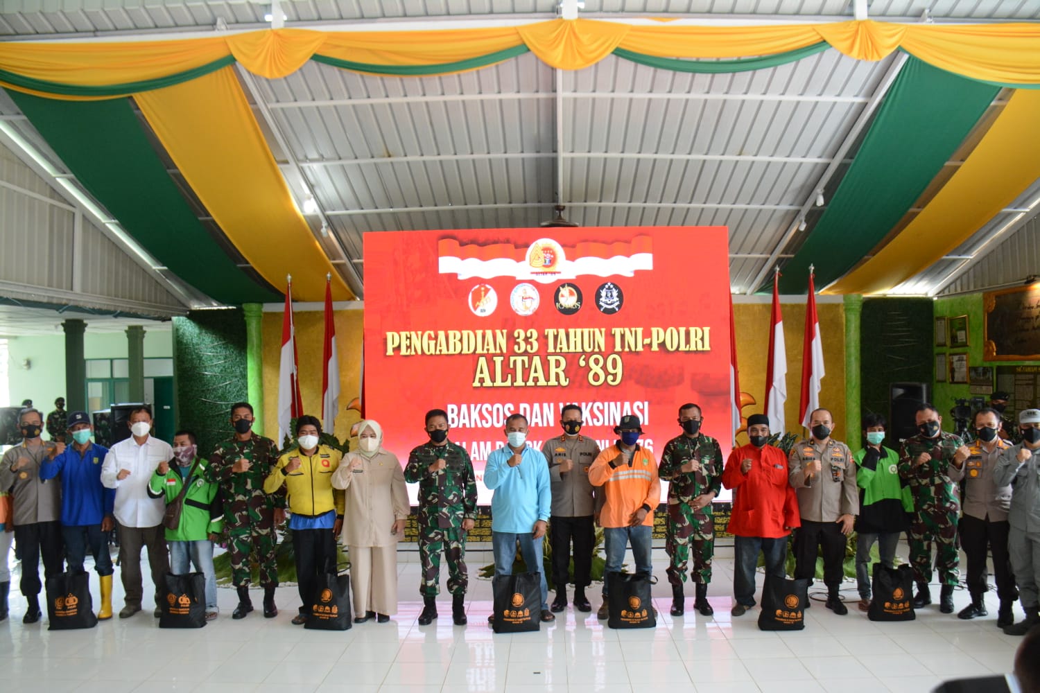 Pengabdian 33 tahun TNI-Polri Akabri 89 menggelar bakti sosial dan vaksinasi dalam rangka menyambut perayaan HUT TNI ke-76 dengan Tema Indonesia Tangguh Indonesia Tumbuh di Mako Yonif RK 136/TS Kota Batam. (hms)