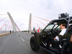 President Jokowi Rides Tactical Vehicle to Cross Sei Alalak Bridge