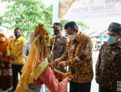 Gubernur Tinjau Vaksinasi Massal  IWAPI dan Polri di Tanjungpinang