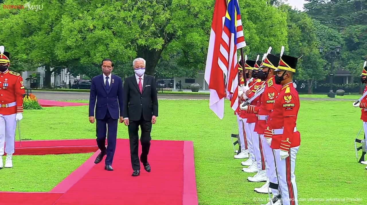 President Jokowi and Malaysian PM Dato’ Sri Ismail Sabri Yakoob enter the Bogor Presidential Palace, West Java, Wednesday (10/11). (Photo captured from Presidential Secretariat’s YouTube channel)