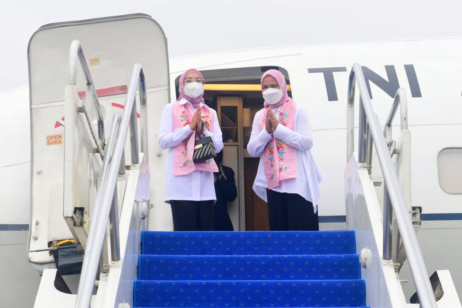 First Lady Ibu Iriana Joko Widodo and Ibu Wury Ma’ruf Amin Tuesday (12/21) leave for West Java province from Halim Perdanakusuma Air Force Base in East Jakarta. (Photo by: BPMI of Presidential Secretariat/Muchlis)