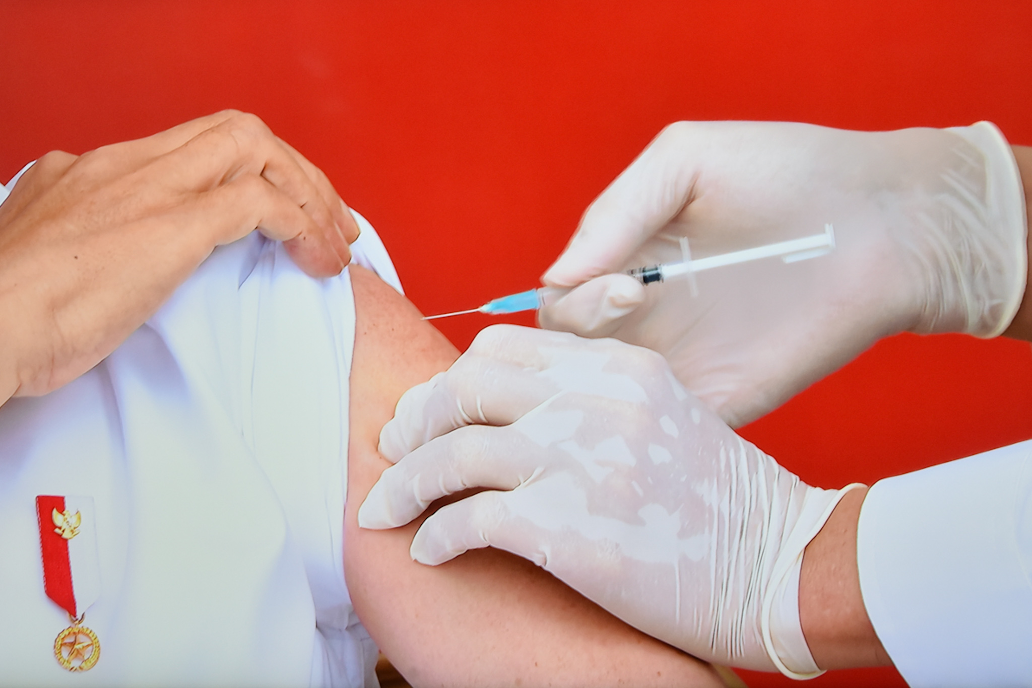 President Jokowi receives the first shot of COVID-19 vaccine (Photo by: PR/Jay) Read more: https://setkab.go.id/en/minister-booster-shots-administered-based-on-vaccine-availability-research-results/