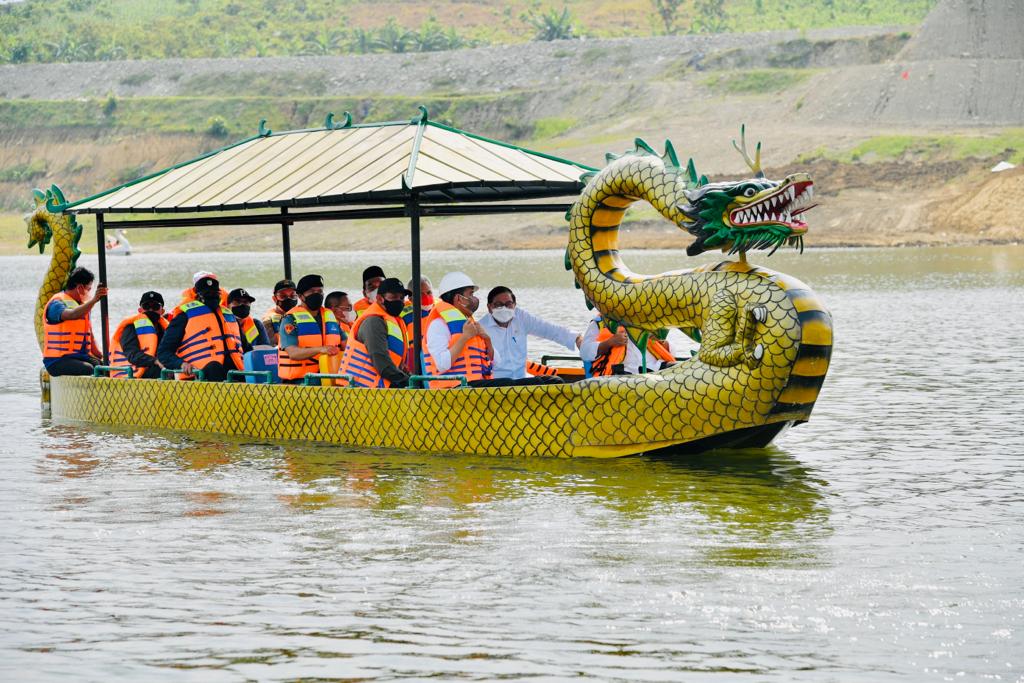 President Jokowi when inaugurating Randugunting Dam in Blora regency, Central Java province, Wednesday (5/1). (Photo: BPMI/Laily Rachev)