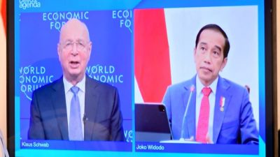 President Jokowi talks with Klaus Schwab at the World Economic Forum, Thursday (01/20) virtually from the Bogor Presidential Palace, West Java province. (Photo: BPMI/Muchlis Jr)