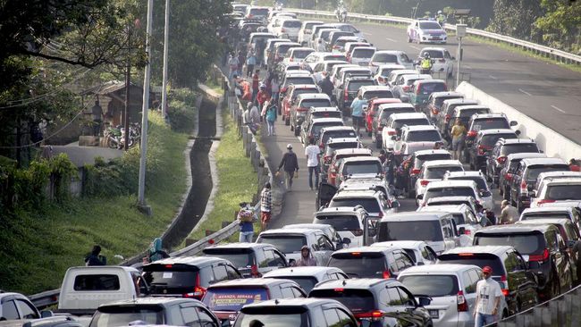 Kementerian PUPR akan melakukan evaluasi terhadap Jalur Puncak untuk mencari solusi mengatasi kemacetan saat akhir pekan.