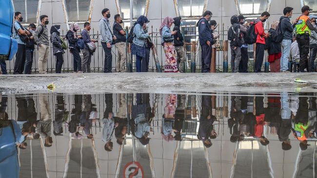 Kemenhub mengumumkan kenaikan tarif KRL Commuter Line pada 1 April nanti urung dilakukan.