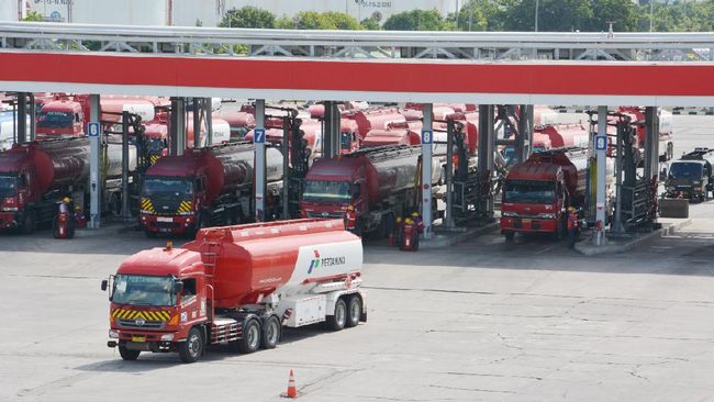 Pertamina mengakui keuangannya tertekan karena lonjakan harga minyak mentah dunia akibat konflik Rusia-Ukraina.