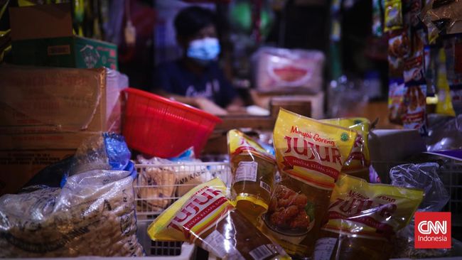 Para pedagang di Pasar Pondok Ranji, Tangsel, Banten mengeluh stok minyak goreng kemasan sudah kosong sejak sepekan terakhir.