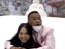 Berpelukan di Wahana Bermain Salju, Hotman Paris Bikin Mantan Suami Mawar Ketar Ketir : Okezone Celebrity