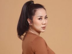 Pakai Dress Ketat Coklat, Tante Ernie: Badan Lagi Ngembang Kayak Bolu : Okezone Lifestyle