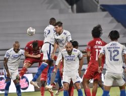 Penyebab Pelatih Persib Bandung Dapat Kuning di Pertandingan Lawan Persija Jakarta : Okezone Bola