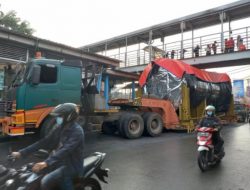 Truk Trailer Tersangkut JPO Pasar Kramat Jati, Perjalanan Transjakarta Terhambat