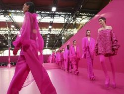 Valentino Usung Busana Serba Pink di Paris Fashion Week 2022 : Okezone Lifestyle