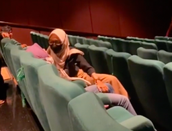 Viral! Wanita Kesurupan saat Nonton Film Horor di Bioskop, Ucapannya Bikin Merinding : Okezone Nasional