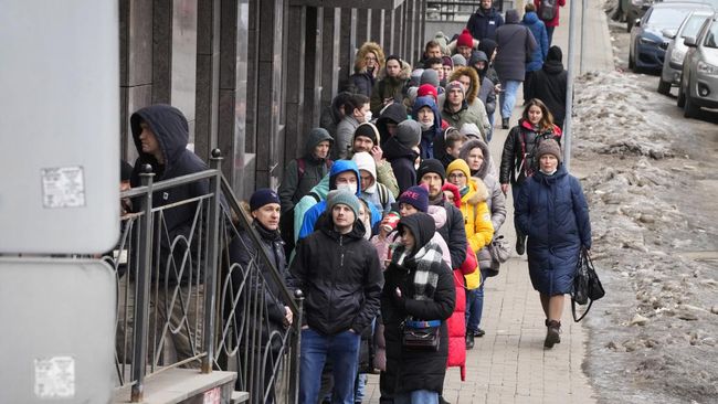 Bank sentral Rusia memutuskan berhenti membeli emas dengan harga tetap dari bank komersial mulai Jumat (8/4).