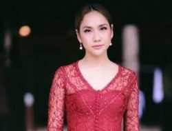 BCL Tampil dengan Kebaya Ketat Transparan, Netizen: Cakep Abis : Okezone Lifestyle