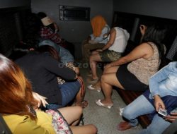 Prostitusi Berkedok Kos-Kosan, Sejumlah Pasangan Digerebek Sedang Bugil : Okezone News