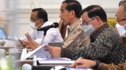 President Jokowi hosts a Limited Meeting on National Sugar Policy at Merdeka Palace in Jakarta (07/20) (Photo by: PR of Cabinet Secretariat/Agung)