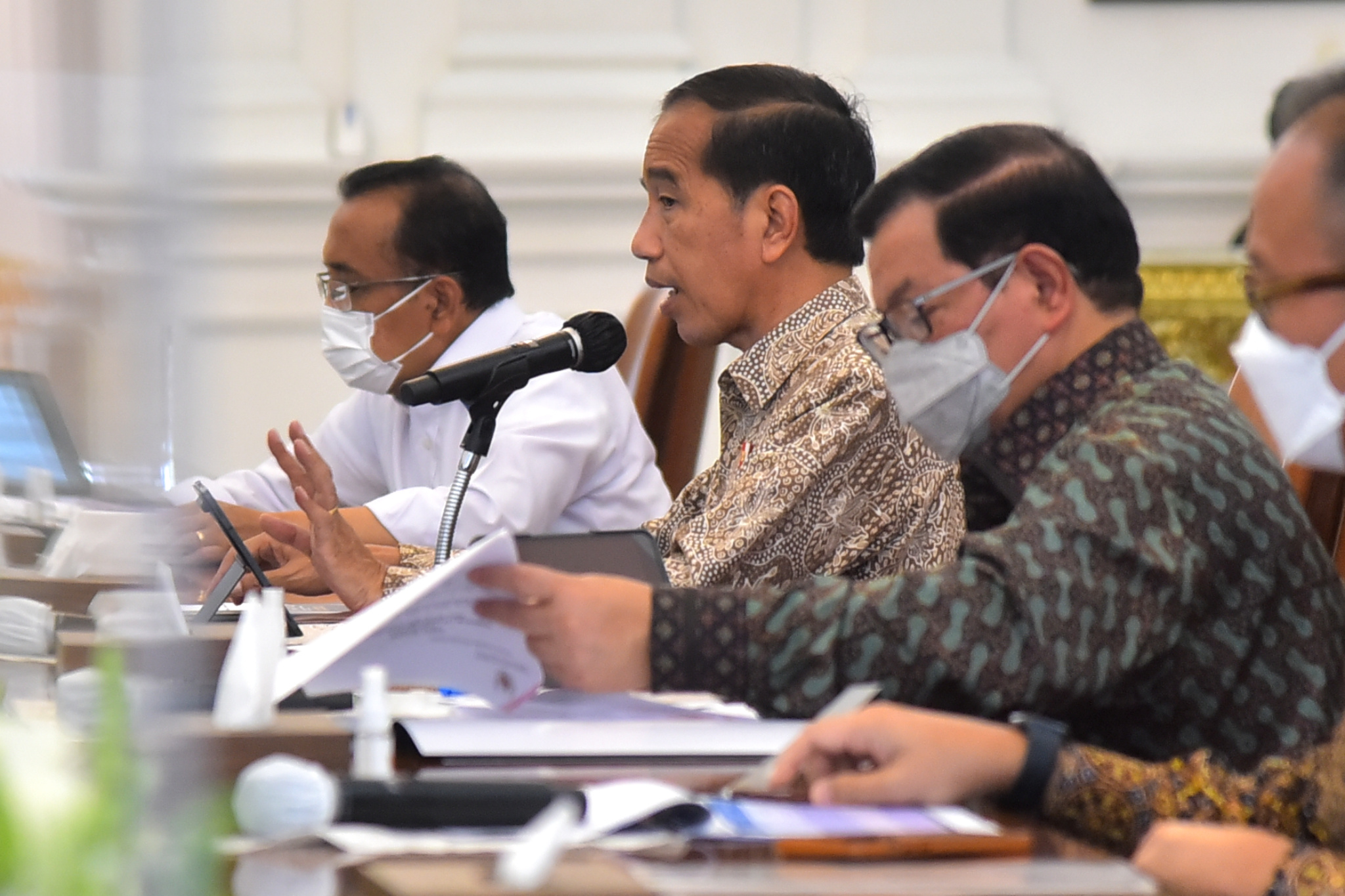 President Jokowi hosts a Limited Meeting on National Sugar Policy at Merdeka Palace in Jakarta (07/20) (Photo by: PR of Cabinet Secretariat/Agung)