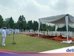 Laksda (Purn) Herry Setianegara Dimakamkan di TMP Kalibata