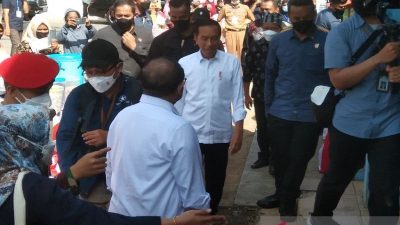 Heboh Bertemu Jokowi, Warga Baubau: Lempar Bajunya, Pak!