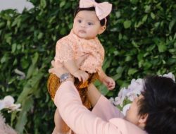 Apa Sih Tedak Siten? Tradisi yang Dilakukan Anak Aurel Hermansyah dan Atta Halilintar