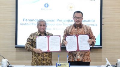 Jalin Kerja Sama, IPB Serahkan Dana Rp200 Miliar ke Badan Wakaf Indonesia