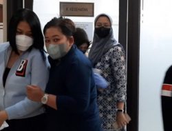 Gaya Modis Putri Candrawathi Datangi Bareskrim Jadi Sorotan, Pakai Jaket Mewah Rp19 Juta?