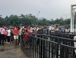 Sempat Diguyur Hujan, Stadion Pakansari Mulai Dipadati Suporter