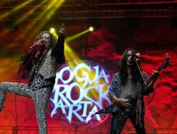 Sangkakala Meriahkan JogjaROCKarta 2022: Nyalakan Kembang Api hingga Strap Bass Putus