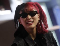 Gaya Nyentrik Isyana Sarasvati di Konpers Soundrenaline, Rambutnya Badai!
