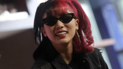 Gaya Nyentrik Isyana Sarasvati di Konpers Soundrenaline, Rambutnya Badai!