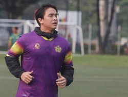 Aksi Billy Syahputra Main Sepak Bola di Senayan Bareng Selebritis FC