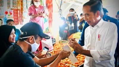 Jokowi Bagikan BLT BBM dan Bantuan Modal Kerja di Kota Tidore