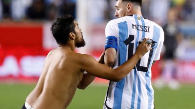 Melihat Aksi Suporter-suporter Gila yang Memburu Messi di Laga Argentina