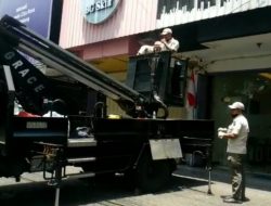 Tunggakan Pajak Reklame Tembus Rp1,4 Miliar, Satpol PP Kota Malang Lakukan Penertiban