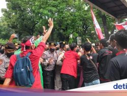 Memanas! Massa Demo Tolak Kenaikan Harga BBM Terobos Kawat Berduri