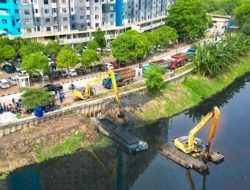 Cegah Banjir, DKI Keruk Lumpur Sungai Serentak di 5 Wilayah