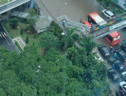 Jalur Arteri TB Simatupang Banjir, Semua Kendaraan Stuck!