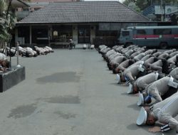 Aksi Sujud Massal Polisi Meminta Maaf Tragedi Kanjuruhan, Pengamat: ‘Tak perlu dan Lebay’