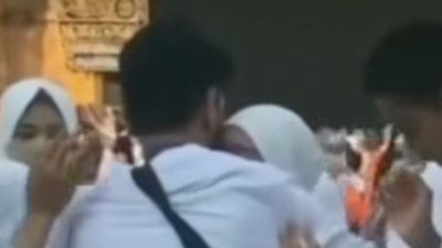 Lesti Kejora Menangis dalam Pelukan Sang Ayah di Depan Ka’bah, Warganet Nyesek