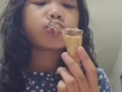 Gadis Perempuan Shock Ketika yang Dimakan Ternyata Cicak