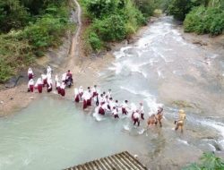 Tak Ada Jembatan, Ratusan Pelajar Pertaruhkan Nyawa untuk Sekolah