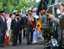 Potret Presiden Jokowi dan Wapres Maruf Saksikan Defile Pasukan saat Peringatan HUT ke-77 TNI