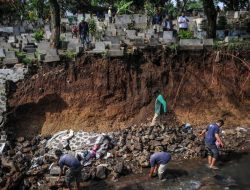 Puluhan Jenazah Keluar dari Kuburan di TPU Sirnaraga Bandung Akibat Tembok Pembatas Roboh