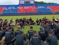 Mengharu Biru, Skuad Arema FC Duduk Melingkar di Kanjuruhan Sambil Menangis