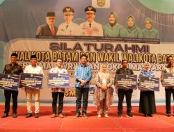 Serahkan Insentif RT/RW se-Batam Kota, Rudi Yakin Pengabdian Kepada Masyarakat Akan Bernilai Ibadah