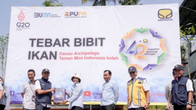 Dukung Kesiapan Jelang G20, Brantas Abipraya Tabur Bibit Ikan di Danau Archipelago TMII
