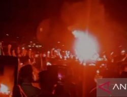 Ribuan Suporter Sriwijaya FC Gelar Malam Berkabung untuk Korban Tragedi Kanjuruhan